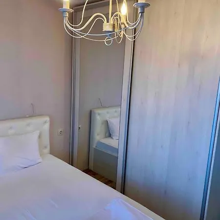 Stylish Magenta - Terrace & Free Parking