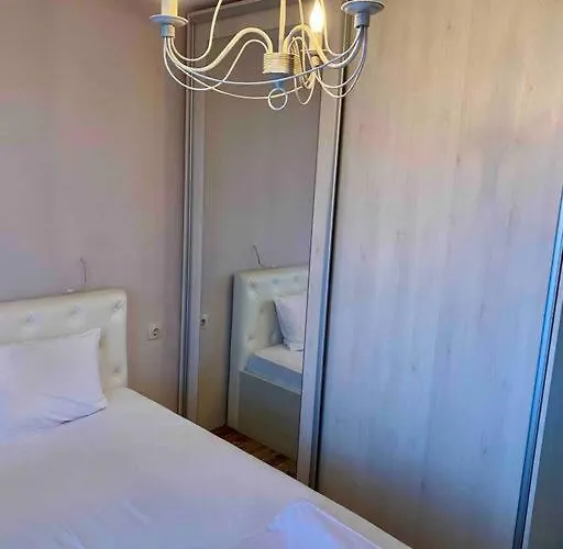 Stylish Magenta - Terrace & Free Parking