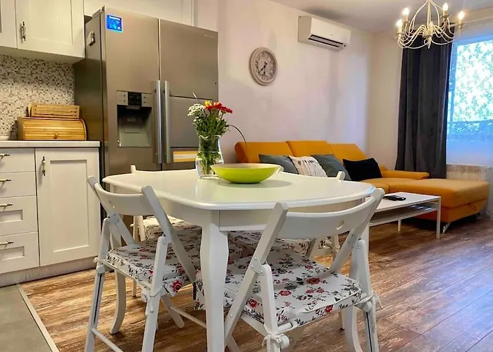 Stylish Magenta - Terrace & Free Parking *