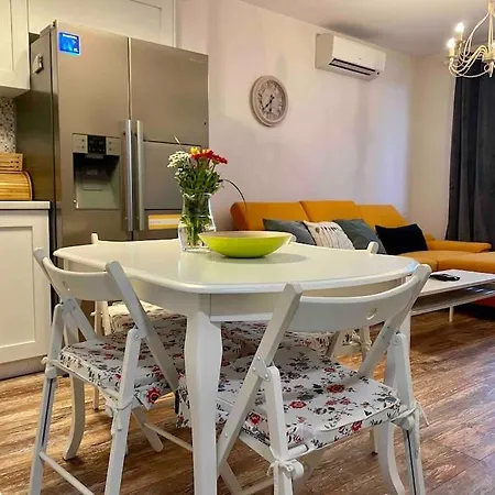 Stylish Magenta - Terrace & Free Parking *